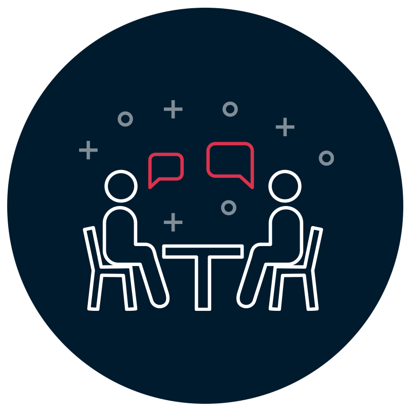 Zwei Wirtschaftsprüfer sitzen an einem Tisch und unterhalten sich, während über ihnen Sprechblasen zu sehen sind.